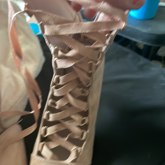 New barely used sexy tie up heels size 9 but for an 8 because of the pointy toe - Picture 3 of 7